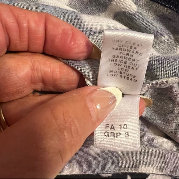 St. John Purple Printed Scoop Neck Blouse Sz P - Picture 9 of 12